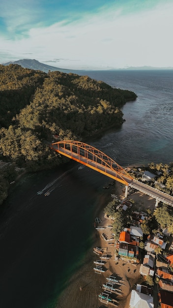 Foto aérea incrível de uma ponte moderna em uma vila rural nas Filipinas