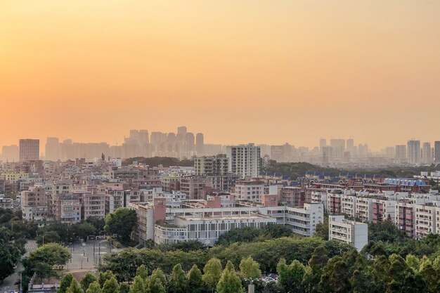 Foto aérea panorâmica da paisagem urbana e do horizonte colorido na antena do pôr do sol