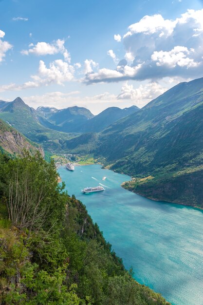 Foto aérea vertical para a vista do Fiorde de Geiranger, Noruega