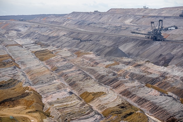 Foto ampla de um campo de mineração com uma estrutura industrial