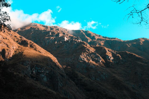 Foto ampla de uma cadeia de montanhas no deserto com um céu azul claro em um dia ensolarado