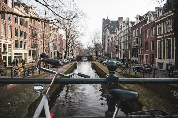 Foto ampla de uma cidade e um lago entre os dois lados de uma ponte na Holanda