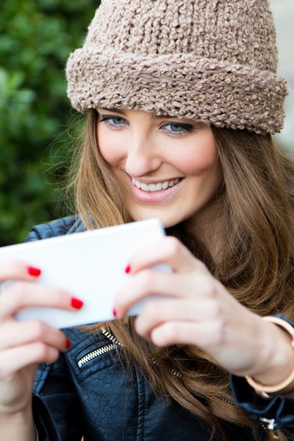 Foto ao ar livre beleza feminina alegre