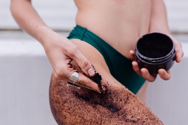 Foto grátis foto ao ar livre de mulher com esfoliação corporal de café.