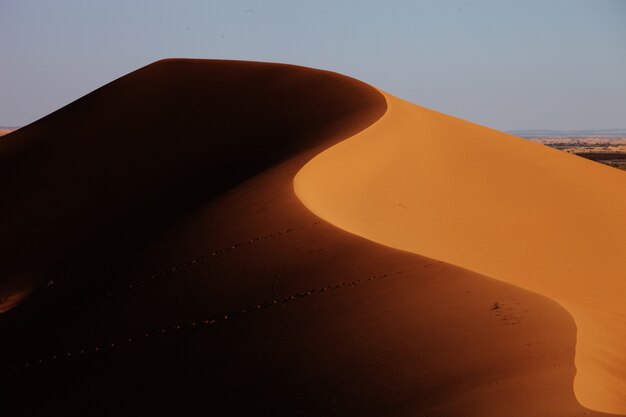 Foto aproximada de dunas de areia em Xijiang, China