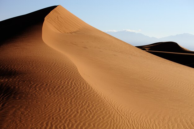 Foto aproximada de dunas de areia em Xijiang, China