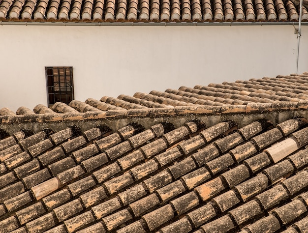 Foto aproximada de telhas de casas e edifícios em uma cidade velha