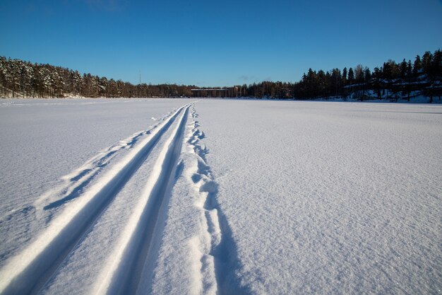 Foto aproximada de um caminho no meio na neve profunda na natureza