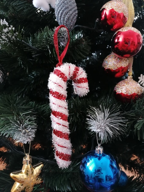 Foto aproximada de uma árvore de Natal decorada