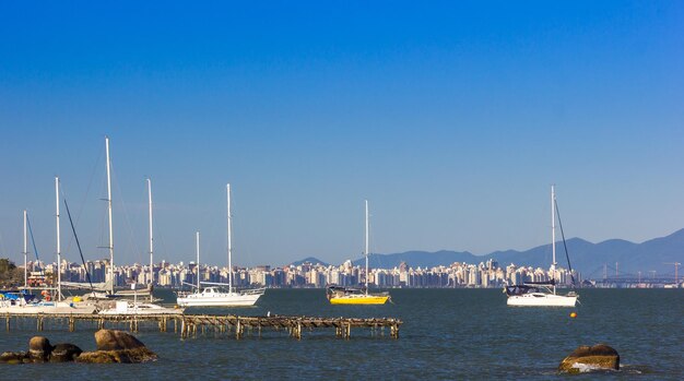 Foto aproximada de uma baía com veleiros e iates em Florianópolis, Brasil