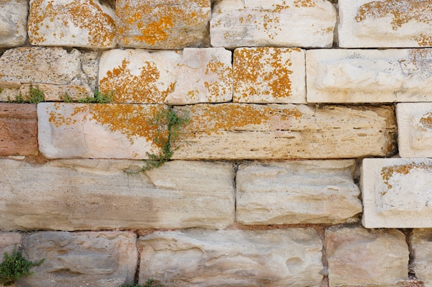 Foto aproximada de uma parede feita de pedras brancas