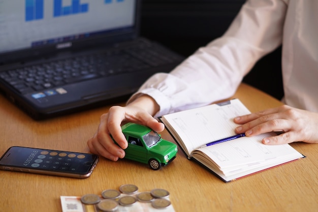 Foto aproximada de uma pessoa pensando em comprar um carro novo ou vender um veículo