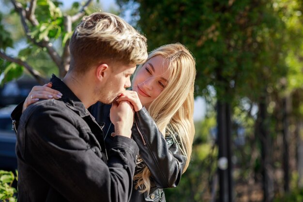 Foto aproximada do jovem casal beijando a mão da namorada39 Foto de alta qualidade