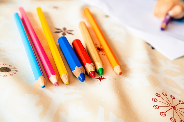 Foto aproximada dos diferentes lápis coloridos