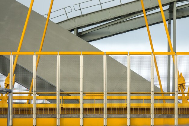 Foto aproximada dos fragmentos amarelos e cinzas de uma ponte moderna
