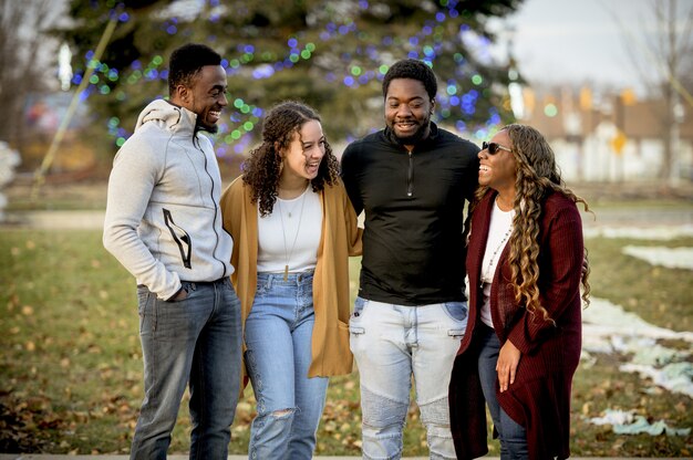 Foto bonita de amigos brincando e rindo juntos, espalhando positividade ao redor