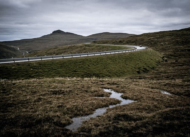 Foto capturando a natureza das Ilhas Faroe, das montanhas e dos prados