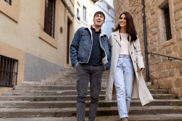 Foto completa casal feliz caminhando juntos