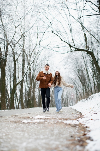 Foto completa casal fofo caminhando juntos