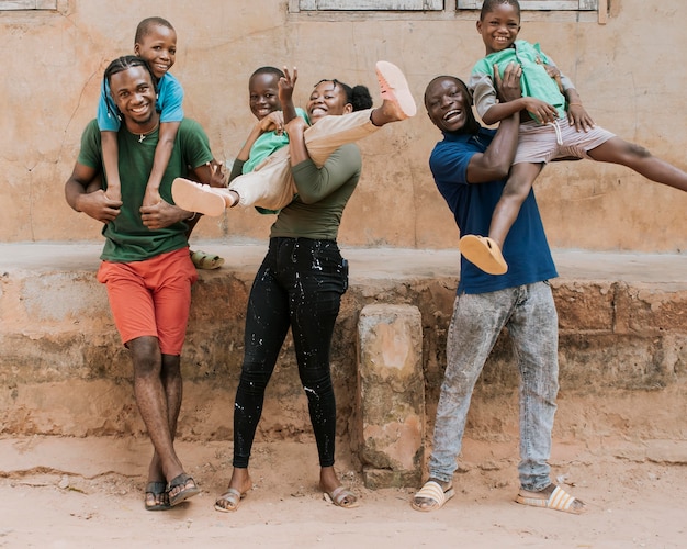 Foto completa de africanos posando juntos