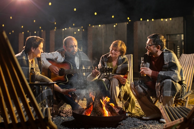 Foto grátis foto completa de amigos mais velhos relaxando à noite