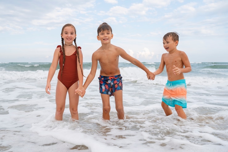 Foto grátis foto completa de crianças se divertindo na praia