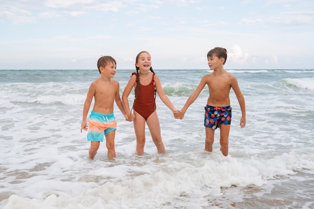 Foto completa de crianças se divertindo na praia