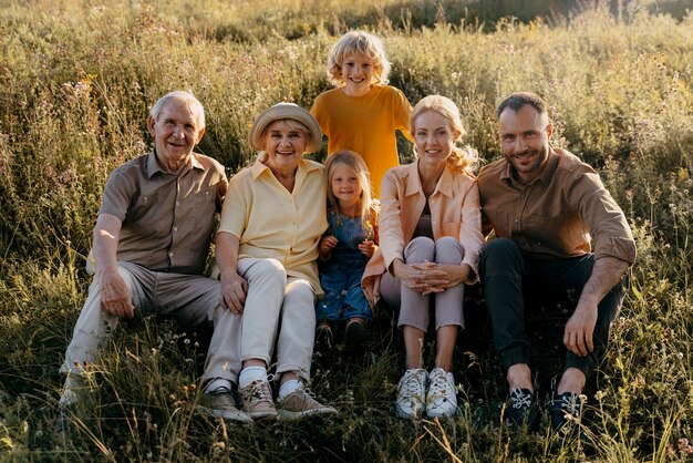 Foto completa de família feliz posando junta