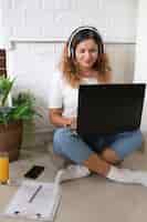 Foto grátis foto completa de mulher trabalhando com laptop
