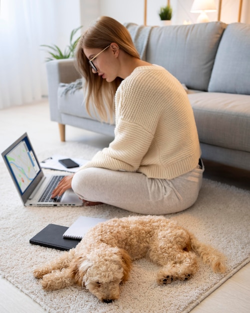 Foto completa de mulher trabalhando em um laptop