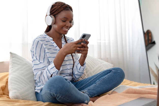 Foto completa de mulher usando fones de ouvido