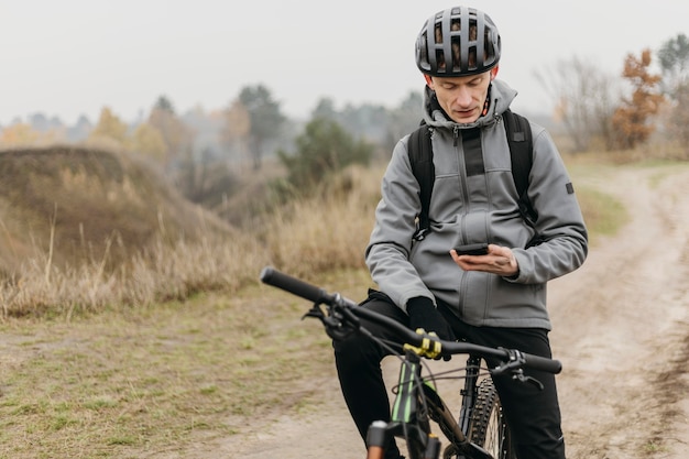 Foto completa de um homem andando de bicicleta