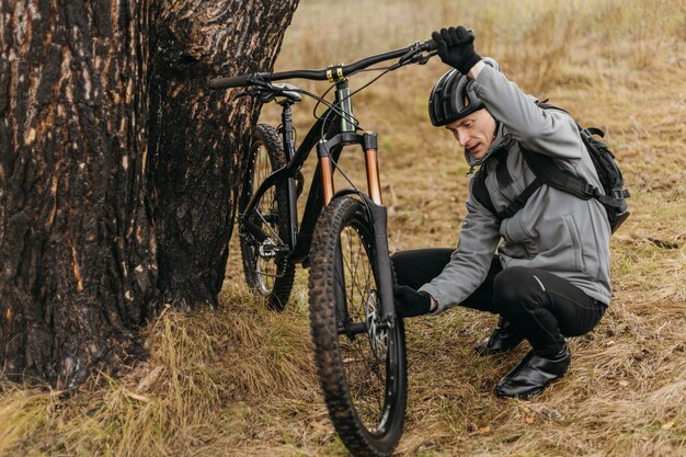 Foto completa de um homem andando de bicicleta