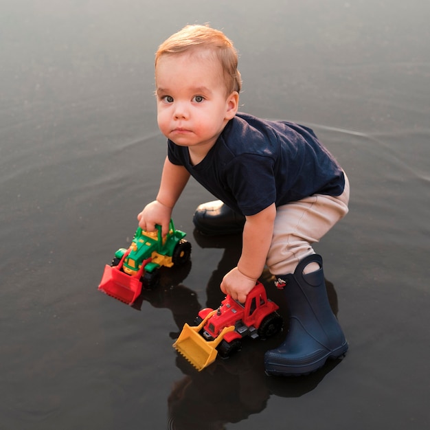 Foto grátis foto completa de uma linda criança brincando do lado de fora