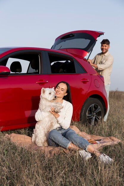 Foto completa mulher feliz segurando um cachorro fofo