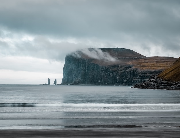 Foto da bela natureza, como falésias, mar, montanhas das Ilhas Faroe
