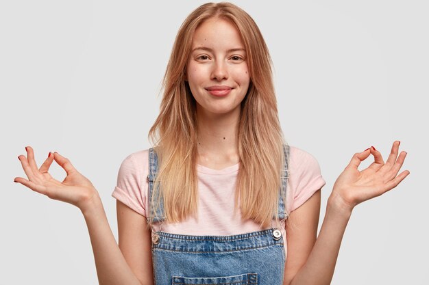 Foto da cabeça de mulher jovem e atraente mostra sinal de ok