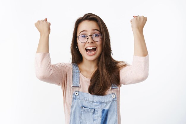 Foto da cintura de uma mulher feliz e animada triunfando de óculos gritando sim em apoio e surpresa por estar se sentindo feliz por ter ganhado o gol