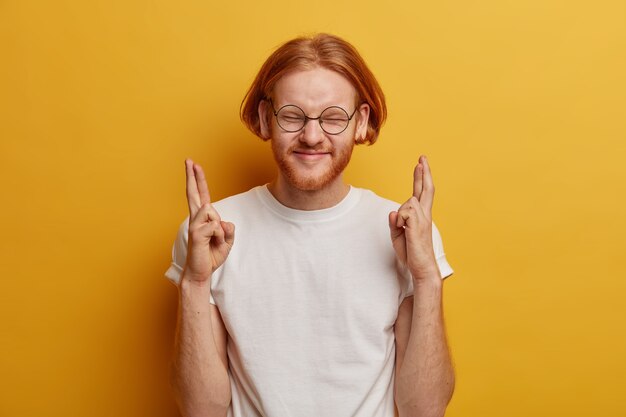 Foto da cintura para cima de um homem ruivo feliz que deseja se candidatar ao emprego dos sonhos