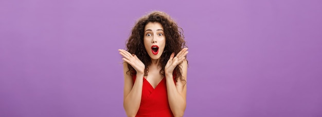 Foto grátis foto da cintura para cima de uma mulher adulta elegante e expressiva, excitada e de cabelos encaracolados, com batom vermelho em e