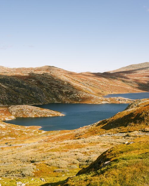 Foto da montanha Bonsnos em Hjartdal, rio Gausdalen com lagos, natureza pitoresca da Noruega