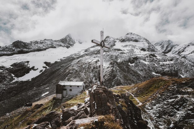 Foto da paisagem da cruz branca na montanha