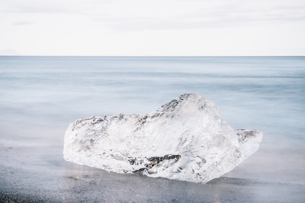 Foto grátis foto da praia diamond na lagoa da geleira jokulsarlon, islândia