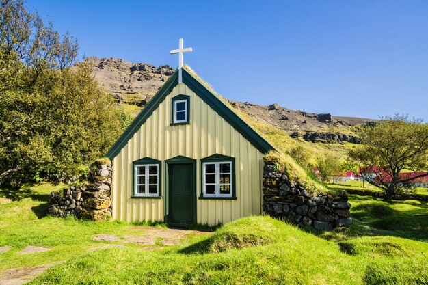 Foto da típica igreja islandesa, Islândia Hofskirkja, Hof Islândia