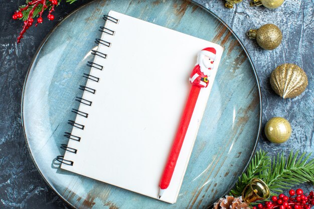 Foto de alta resolução de caderno com caneta em placa azul acessórios decorativos em fundo escuro