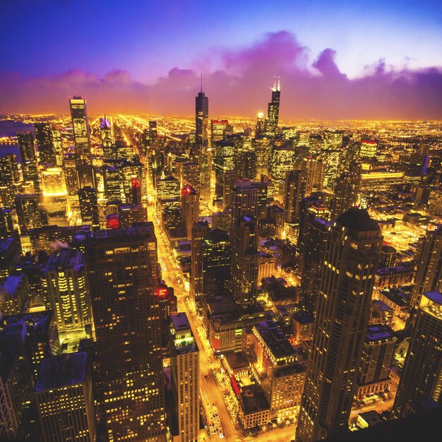 Foto de alto ângulo da cidade de Chicago a partir da famosa Torre Hancock durante a noite