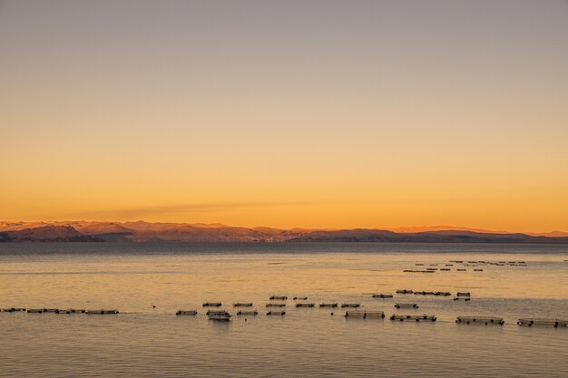 Foto de alto ângulo da superfície calma do oceano com as montanhas