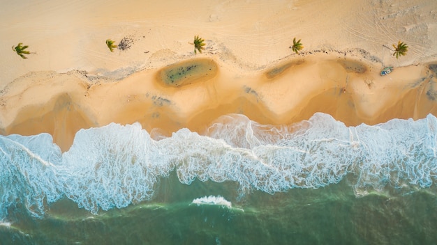 Foto de alto ângulo das belas ondas espumosas no norte do brasil, ceará, fortaleza / cumbuco / parnaíba