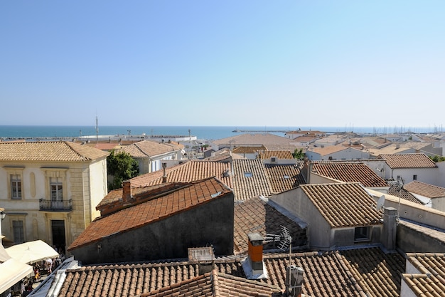 Foto de alto ângulo das casas perto do oceano, capturada em Camague, França