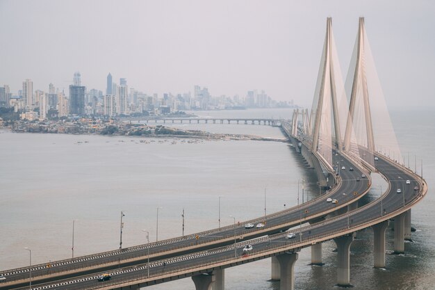 Foto de alto ângulo de Bandra Worli sealink em Mumbai envolta em névoa